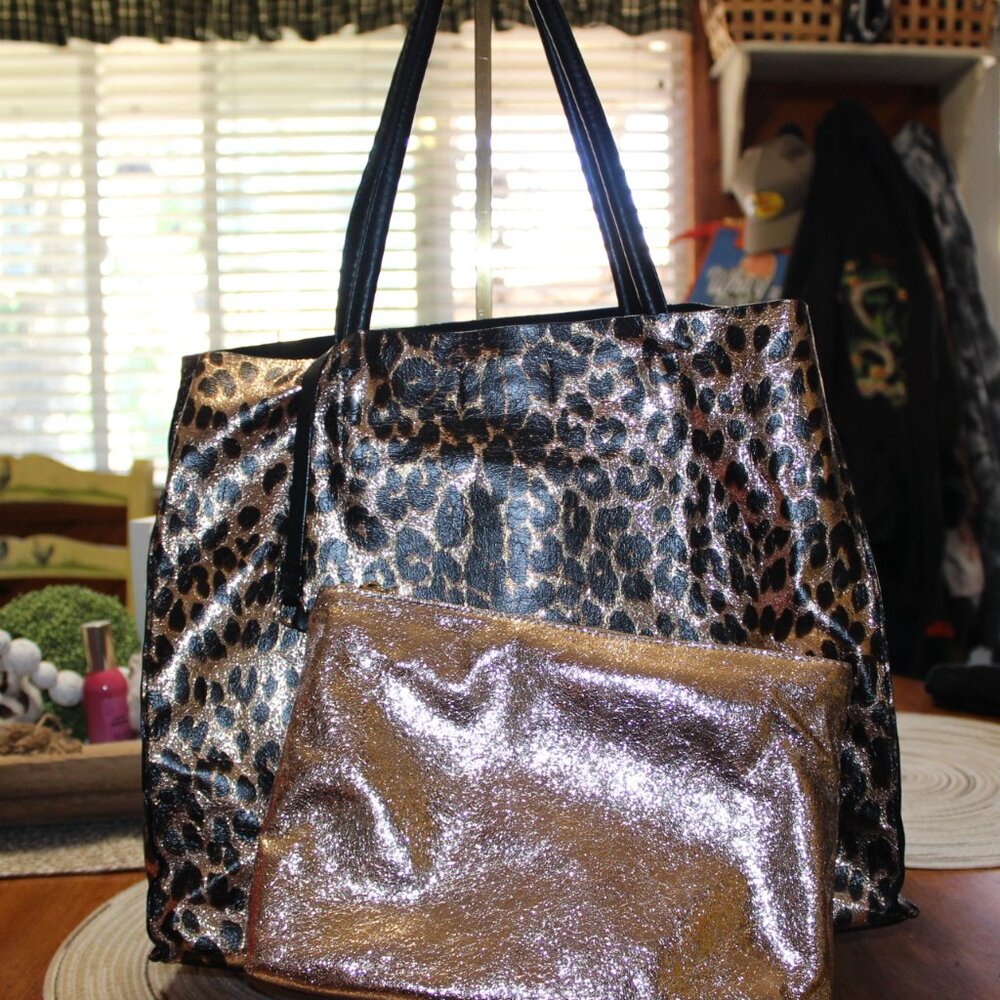 NWOT Betsey Johnson Tote/with pouch Pretty!